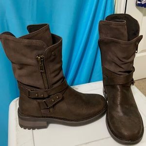 Carols size 6 military style boot.